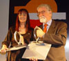 O presidente da FAPESP, Celso Lafer, recebe troféu e diploma. O presidente da FAPESP, Celso Lafer, recebe troféu e diploma.